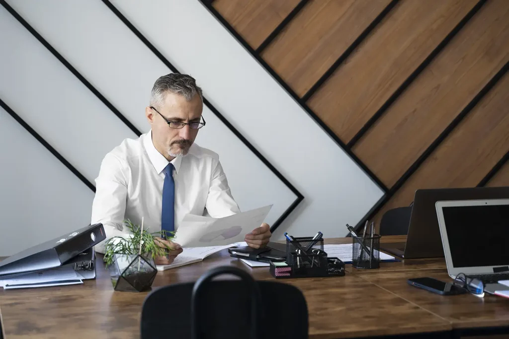 homme assis derrière un bureau