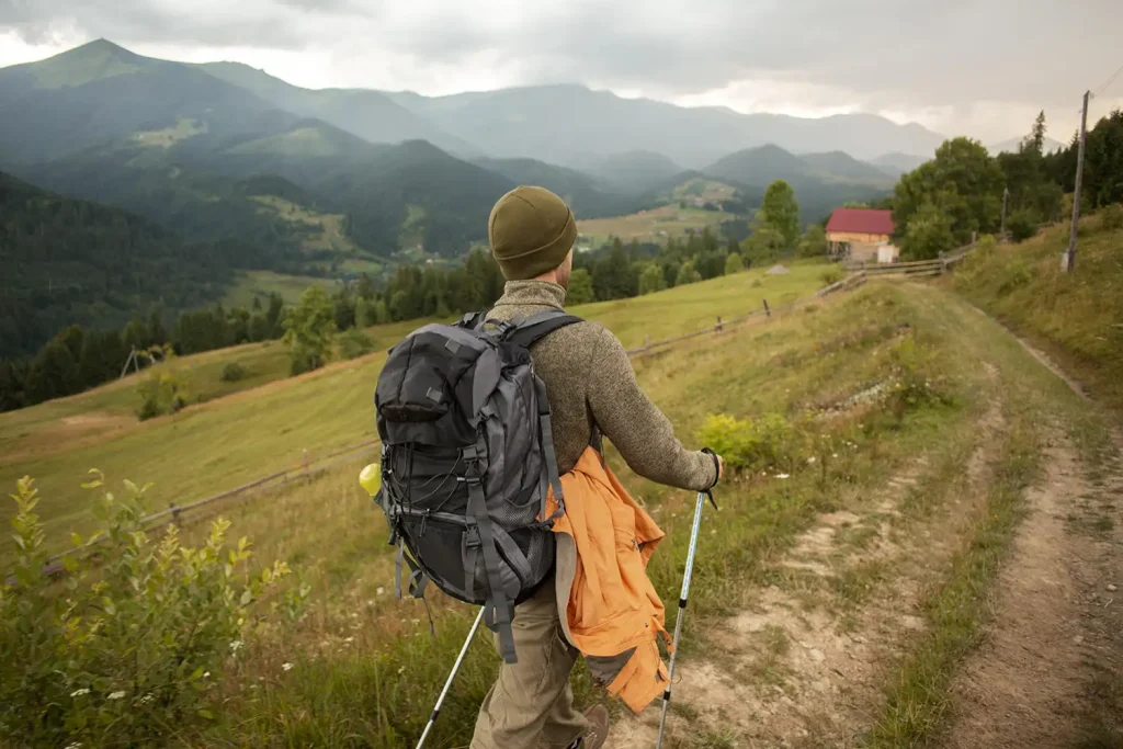 marcheur en montagne avec sac à dos